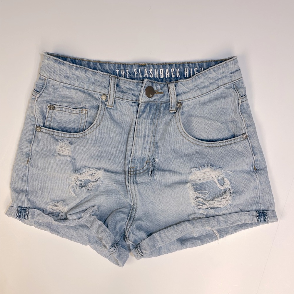 The flashback 1991 high rise jean shorts 😎